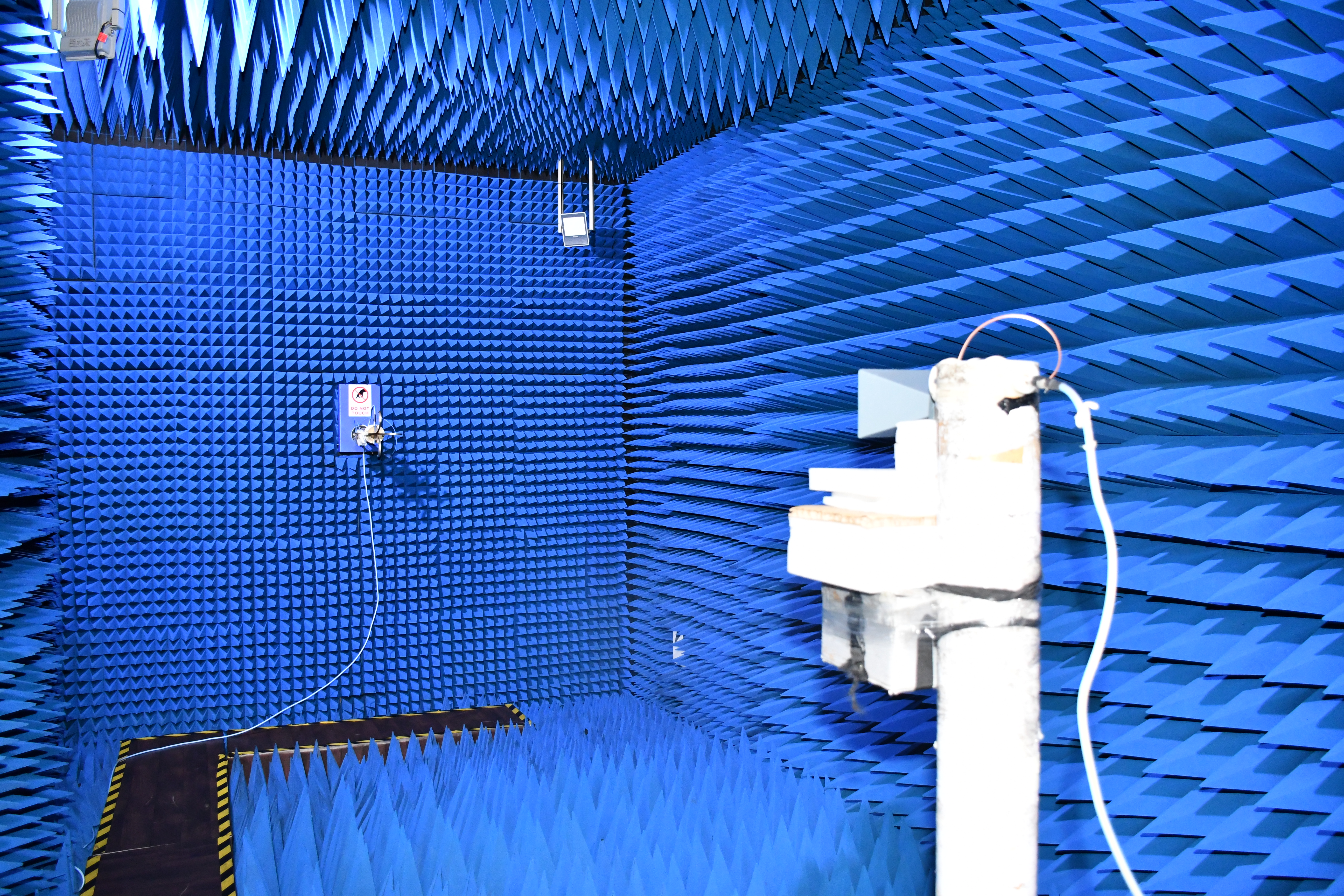 Antenna measurement setup in an anechoic chamber